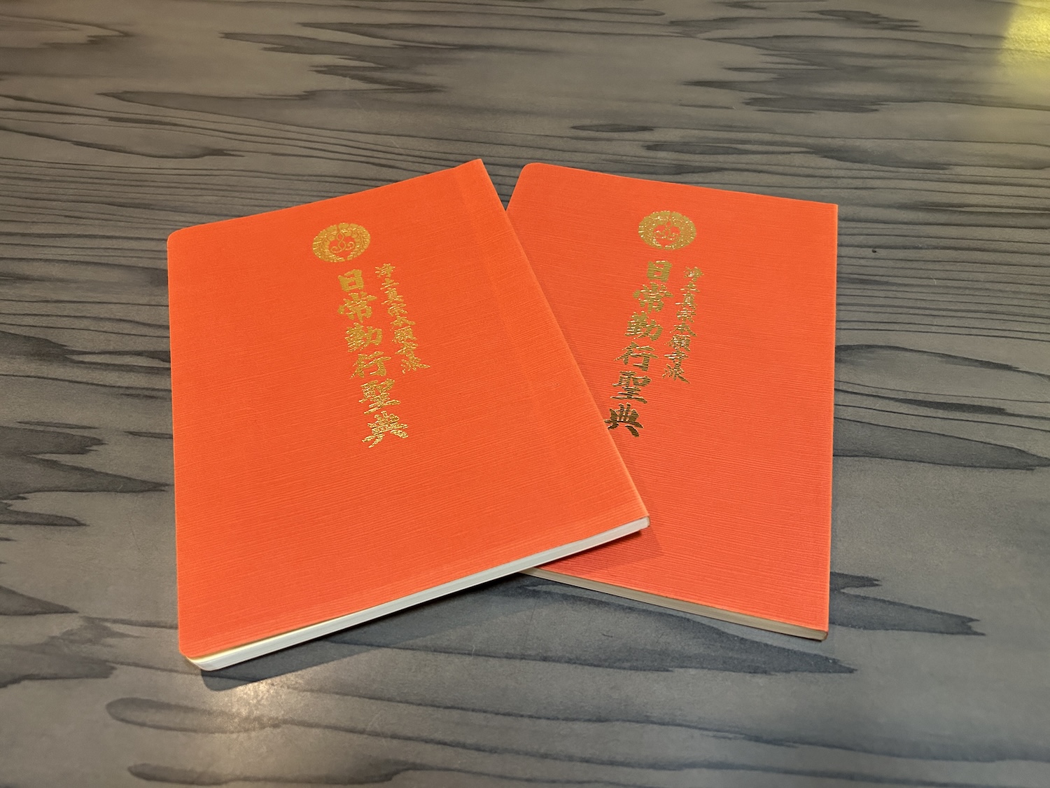 赤いお経典に込められた意味とは